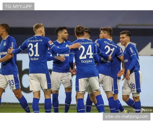 战术板分析：沙尔克04失利一役，对手斯图加特如何利用频繁换位破解区域盯人混合体系