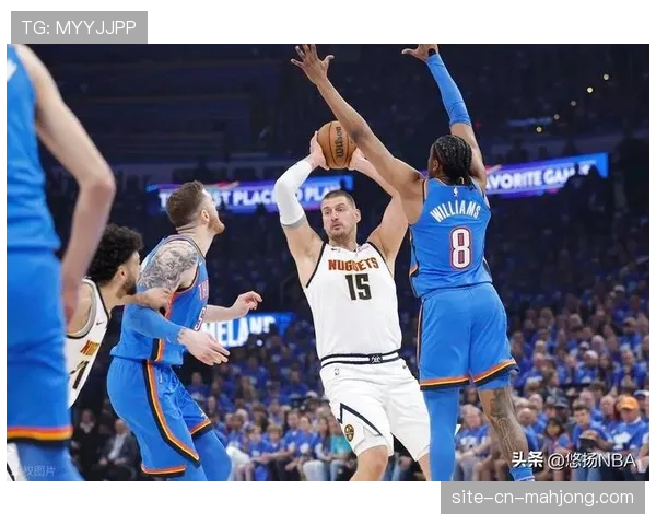 特写镜头：约基奇后场篮板长传，默里接球不等落地直接点给跟进的波特