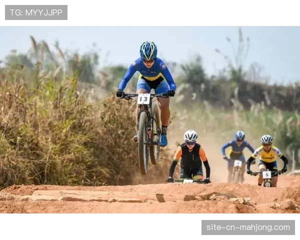 急弯飞包极限速降,芒市淘汰赛341名选手雨中激战 急弯飞包极限速降,芒市淘汰赛341名选手雨中激战